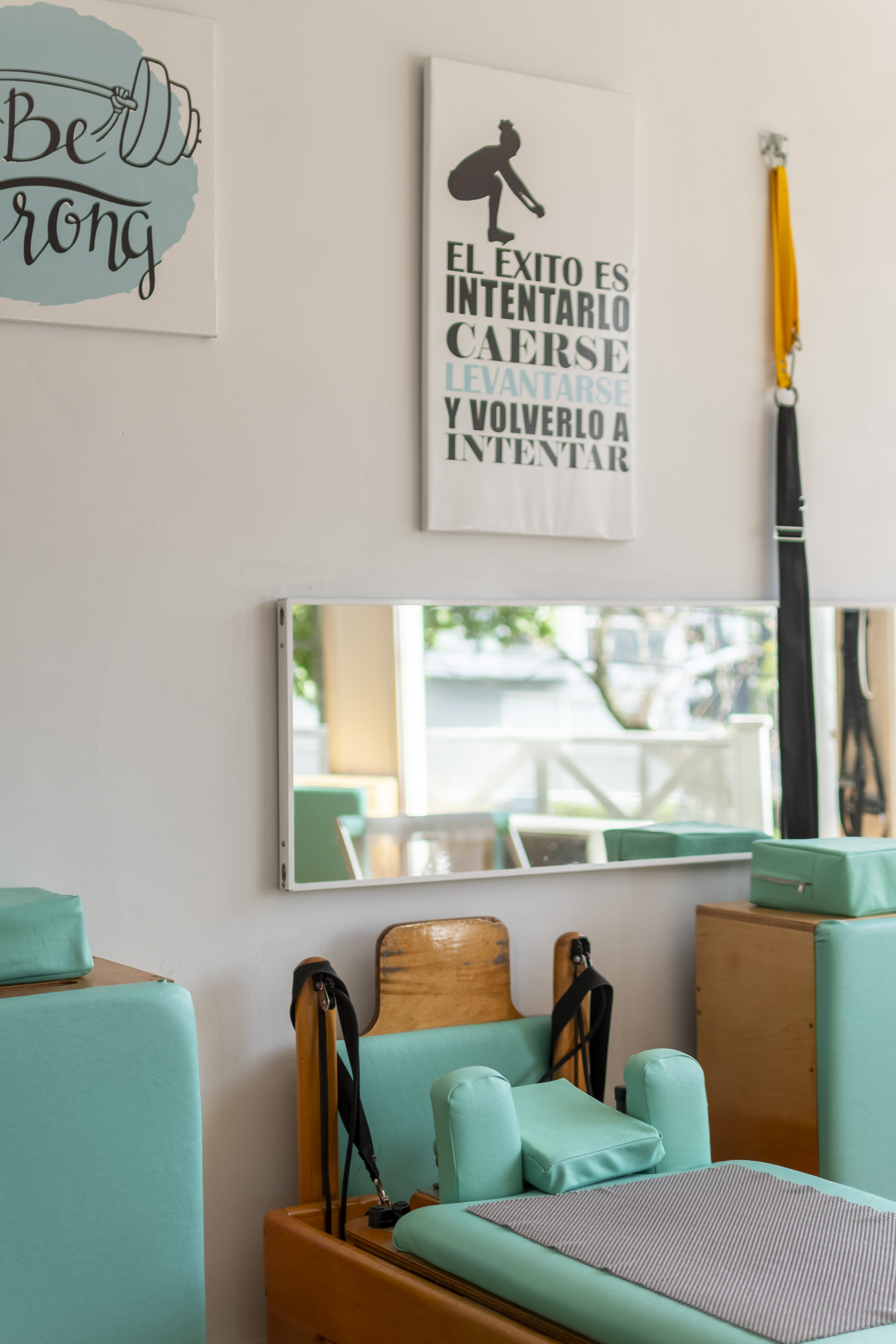 Interior del estudio con cuadros motivacionales
